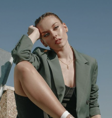 Las joyas de los looks de Ester Expósito, piercing, pendientes pequeños de aro, collares y colgantes minimalistas, pulseras y tendencias.