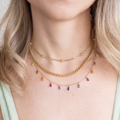 Collar Piedras Colores Multi Oro. Colgante hecho en plata de ley 925 bañado en oro 18 k. Charms de circonitas de colores en forma de lágrima.