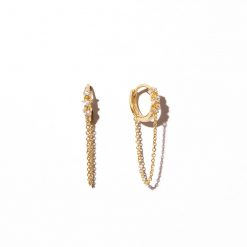 Pendientes Aro Cadena Oro. Aros con piedras tipo diamante y cadena. Aros dorados con circonitas y pequeñas cadenas.