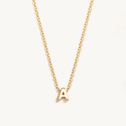 Colgante Letra Mini Oro. Collar de inicial dorado. Cadena con mini colgante de inicial en dorado, hecho en oro 18k.