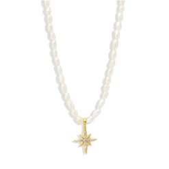 Collar de Perlas Estrella Oro. Hecho en plata de ley 925 bañado en oro 18k. Collar perlas con colgante dorado de estrella con circonitas.