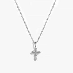 Colgante Cruz Plata. Es un delicado collar plateado hecho en plata de ley 925 con un pequeño colgante de cruz con circonitas.