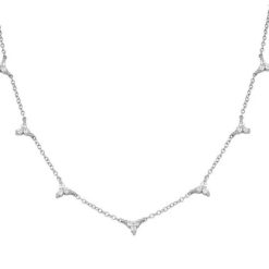 Colgante Triangulito Plata. Delicado collar plateado hecho de plata de ley con varios colgantes en forma de triándulo con circonitas.