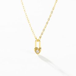 Colgante Candado Oro. Collares cadena con candado dorado, hecho en plata de ley 925 bañado en oro 18k con circonita. Cadena con charm colgante de candado.