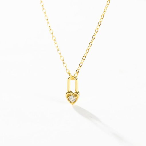 Colgante Candado Oro. Collares cadena con candado dorado, hecho en plata de ley 925 bañado en oro 18k con circonita. Cadena con charm colgante de candado.