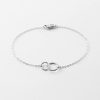 Pulseras plateadas minimalistas. Circulitos es una delicada pulsera elaborada en plata de ley 925 con dos pequeños anillos entrelazados.