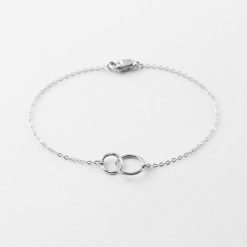 Pulseras plateadas minimalistas. Circulitos es una delicada pulsera elaborada en plata de ley 925 con dos pequeños anillos entrelazados.