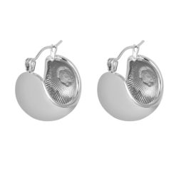 Pendientes Argolla Aro Plateados Acero Inoxidable. Aros plateados de forma clásica. Pendientes de acero inoxidable de aro plateados, un fondo de joyero.