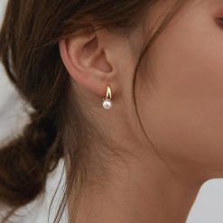 Pendientes perlas aro oro. Pendientes de aro dorados con perla. Comprar pendientes perlas en plata de ley bañada en oro 18k.