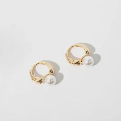 Pendientes perlas aro oro. Pendientes de aro dorados con perla. Comprar pendientes perlas en plata de ley bañada en oro 18k.